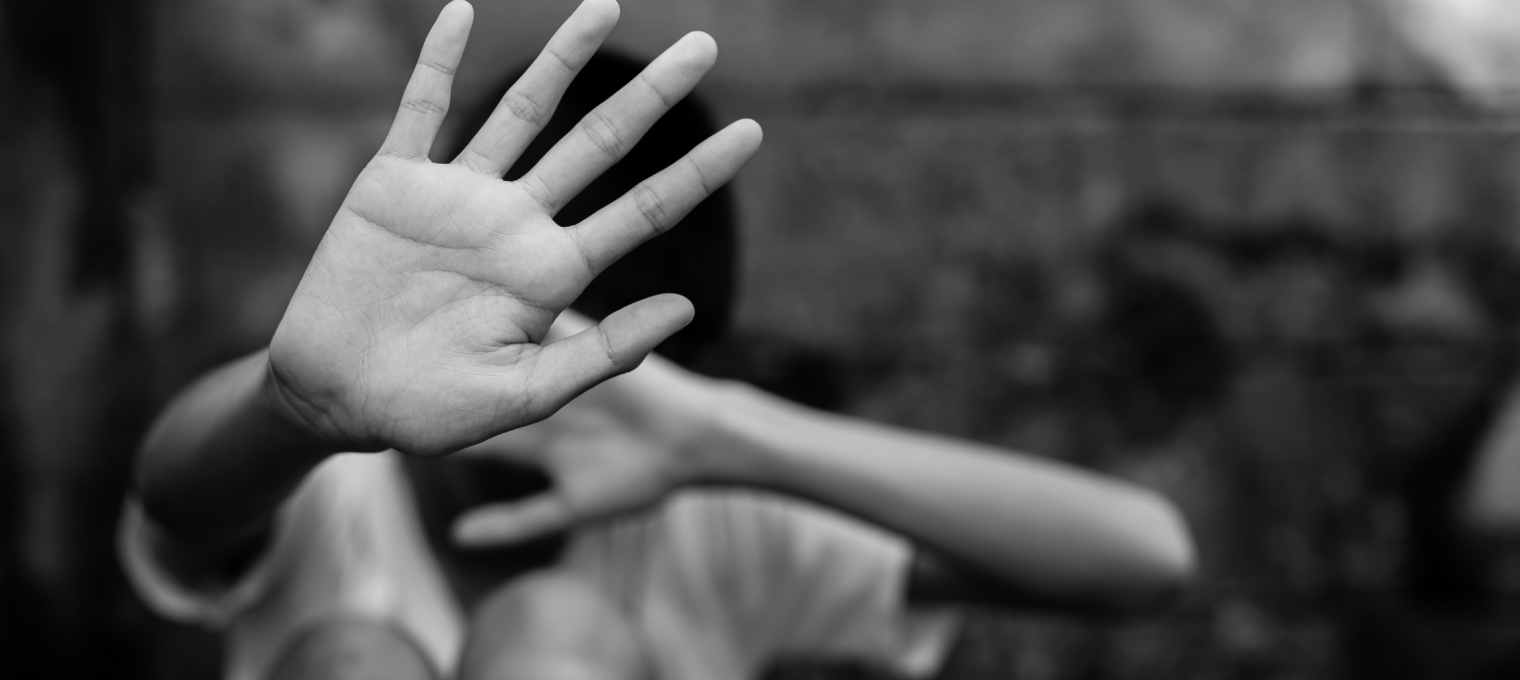 Foto em preto e branco de uma criança triste sem mostrar o rosto, para ilustrar uma vítima de violência sexual