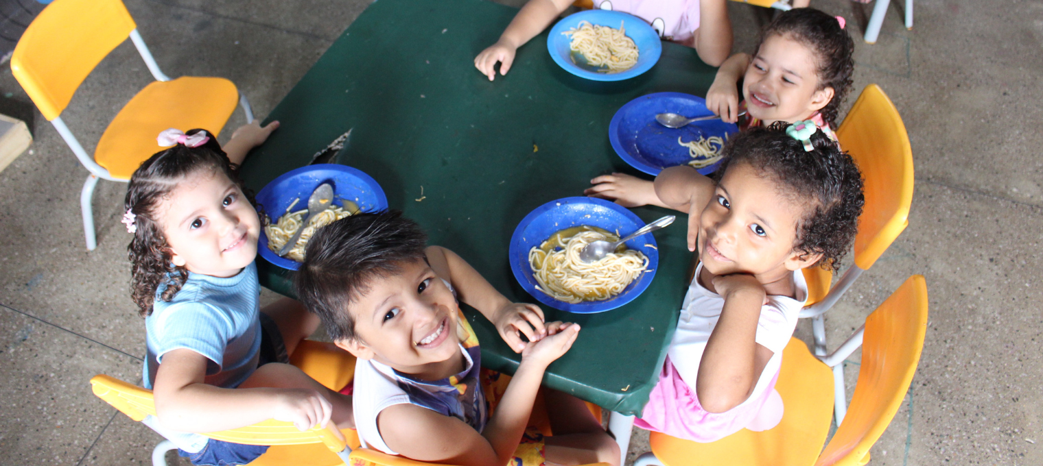 Crianças praticando a alimentação saudável