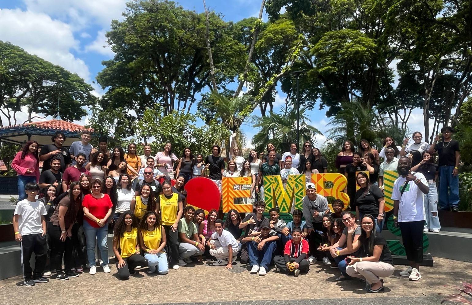 Adolescentes no centro de Embu das Artes para o Encontro de Acolhimento 