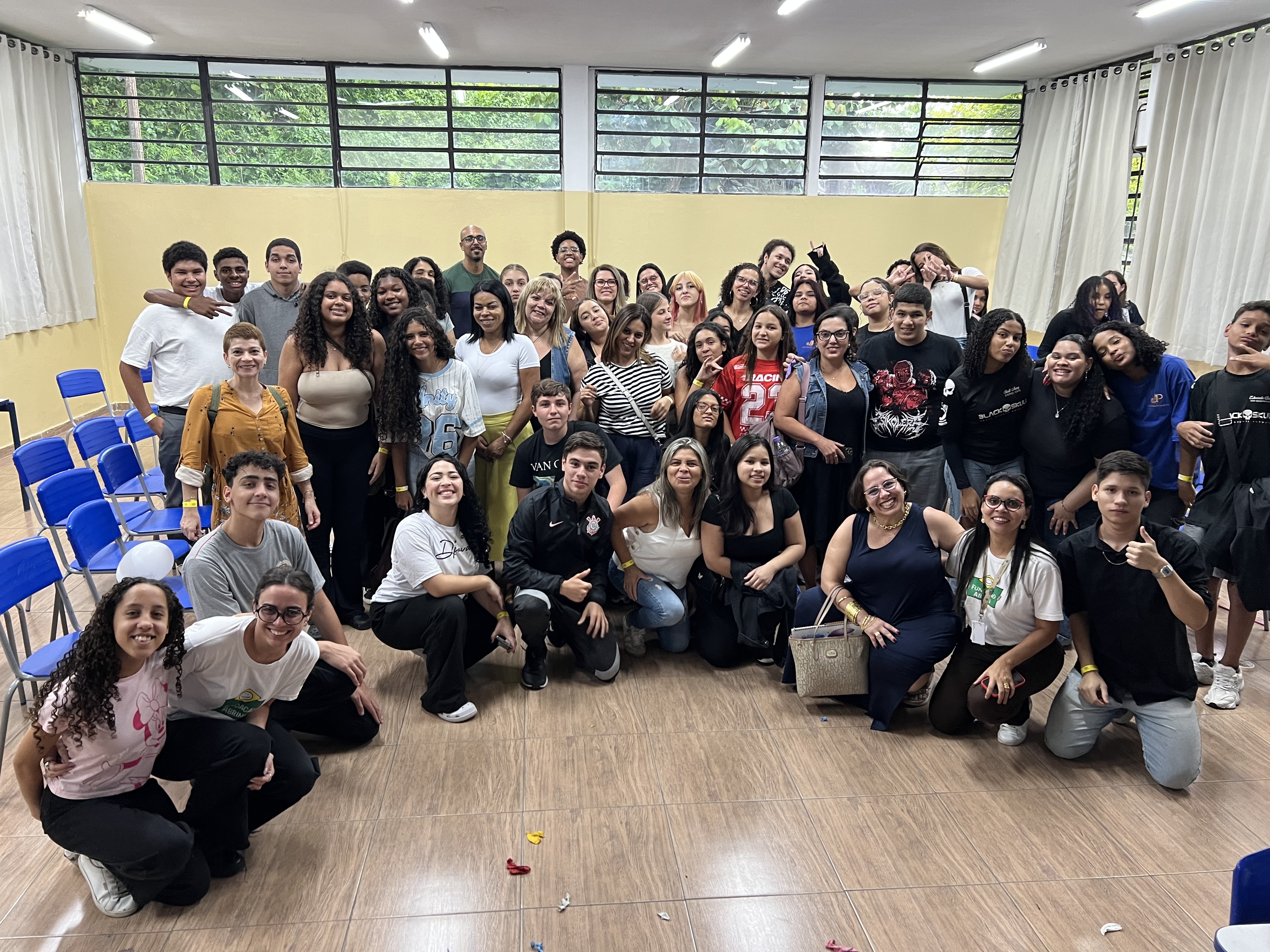 Adolescentes e vice-diretores no Encontro de Acolhimento