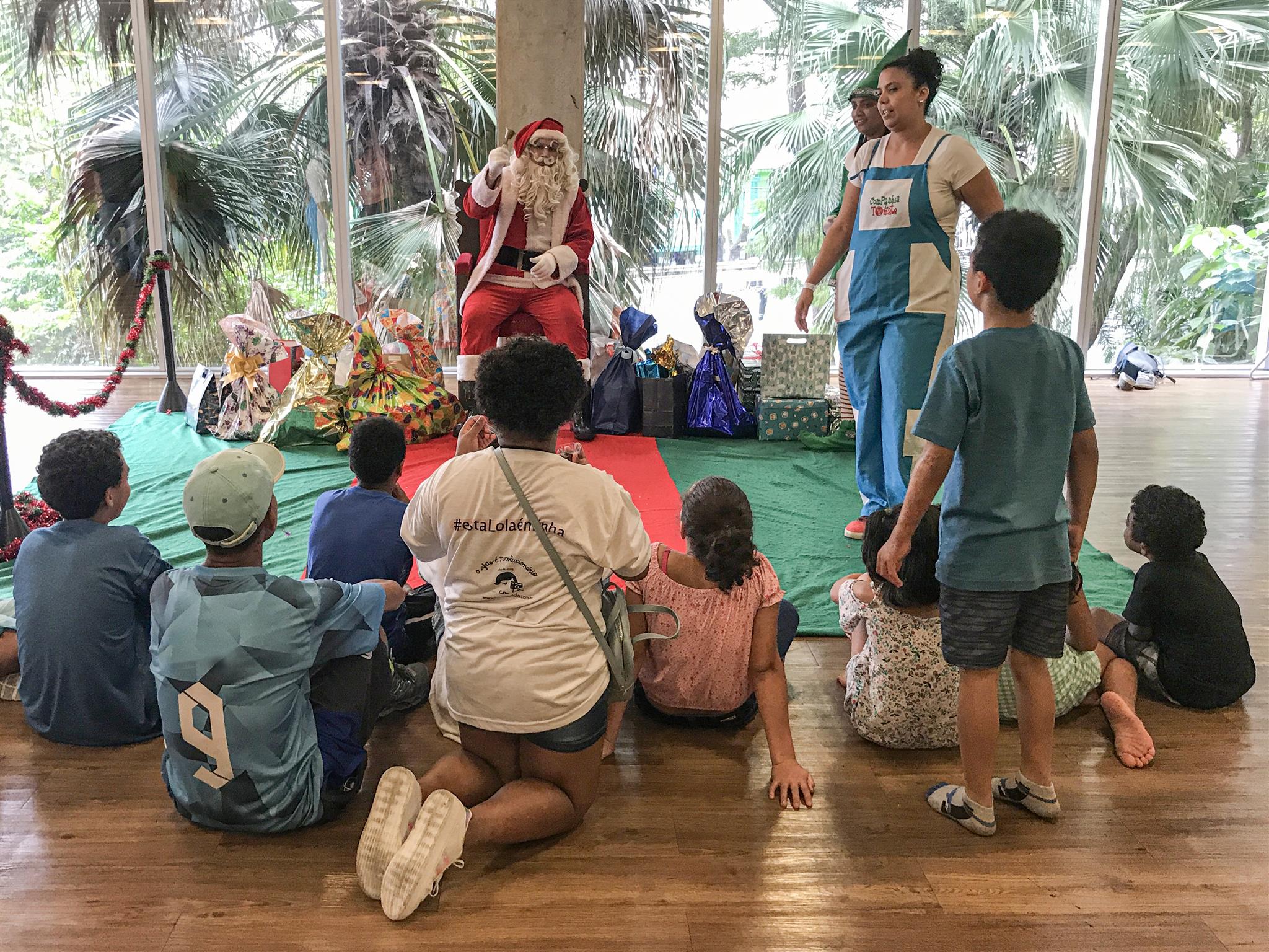 Crianças recebem os presentes do Papai Noel 