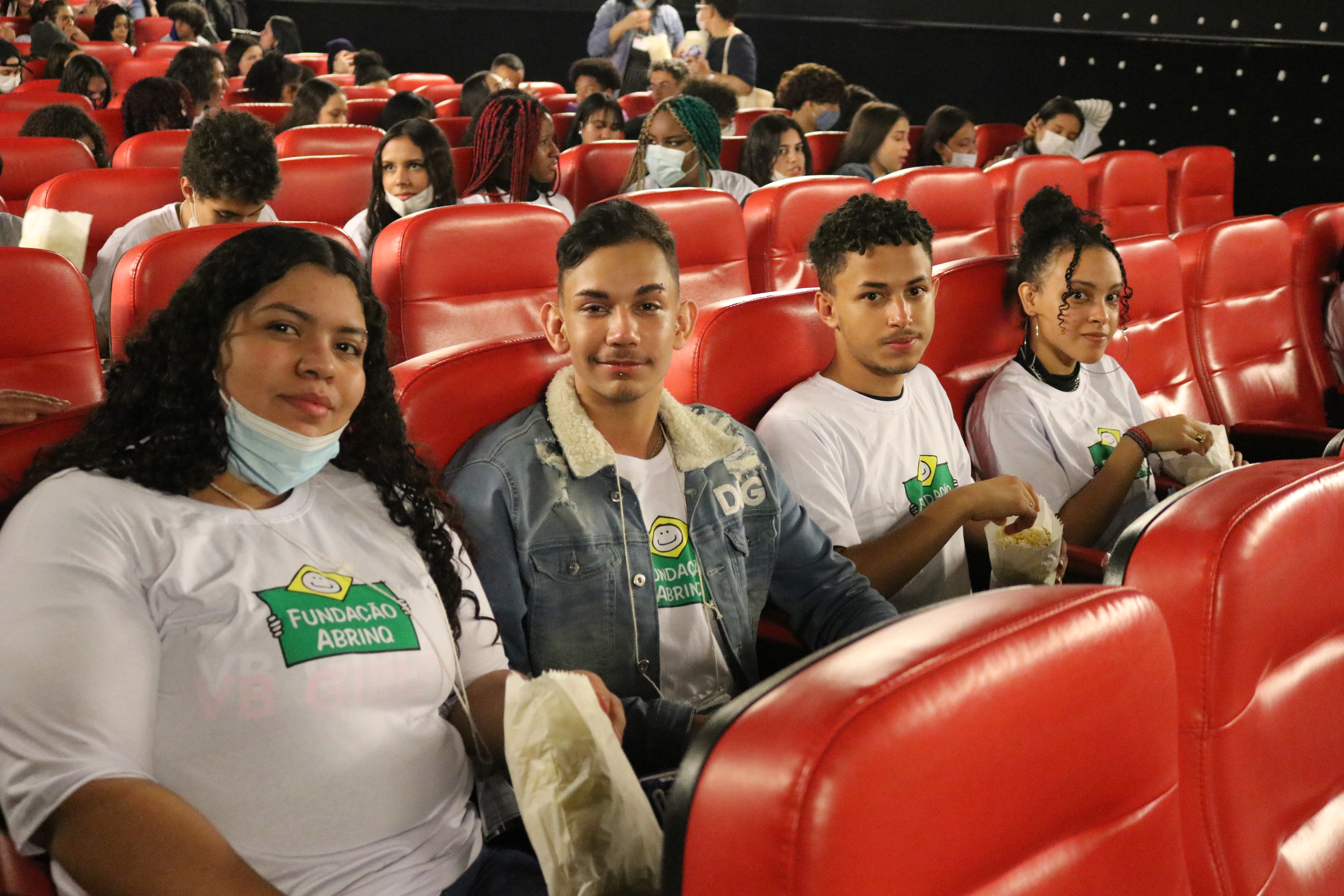 Fundação Abrinq leva adolescentes ao cinema e os estimula a pensar sobre si mesmos e sobre seus futuros