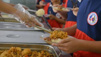 Merenda escolar mata fome de crianças no Amazonas