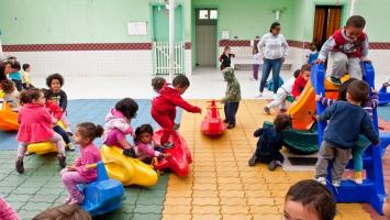 Da creche à pré-escola: atendimento universal está atrasado a mais de três décadas no Brasil