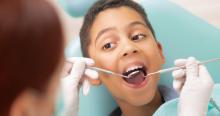 Com o apoio de voluntária, Igor, de 11 anos, recupera os dentes da frente