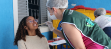 Dentista conferindo a saúde bucal de uma criança