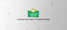 Símbolo da Fundação Abrinq com pontos de interrogação ao redor e a frase "Conheça mais sobre a Fundação Abrinq" embaixo
