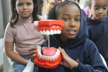 Crianças e adolescentes aprendem a cuidar do sorriso com atividade preventiva de saúde bucal em São Paulo