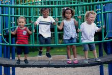 Crianças brincando em parque da escola