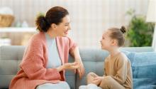 Mãe conversando com a filha