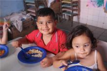 Crianças almoçando