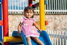 Criança no brinquedo