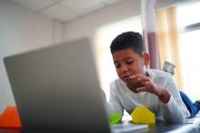 Uso seguro da internet nas férias: como proteger crianças e adolescentes
