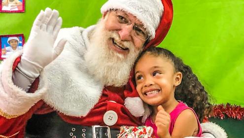 Crianças da zona norte de São Paulo recebem visita do Papai Noel