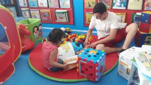 Fundação Abrinq entrega kit de livros e brinquedos para creche em Pacaraima (RR)