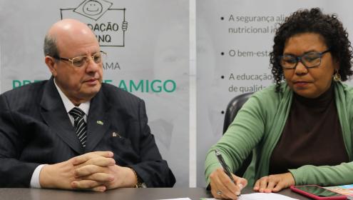 Fundação Abrinq recebe Vera Lúcia, que firma acordo a favor da infância e da adolescência