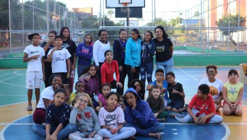 Brincadeiras e novas culturas: coletivo Brincando na Kebrada promove tarde de alegria e conhecimento para crianças e adolescentes