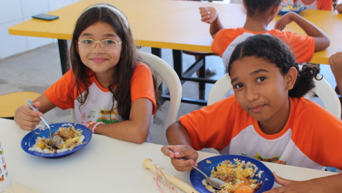 Duas crianças praticando a alimentação saudável