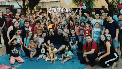 Foto de voluntários e beneficiados do Insituto Além dos Olhos