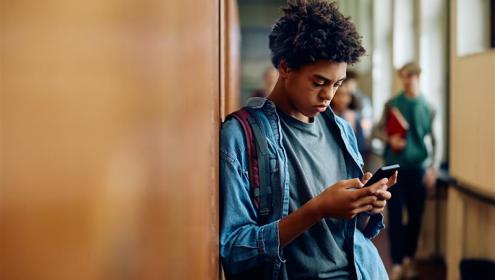 Adolescente com celular
