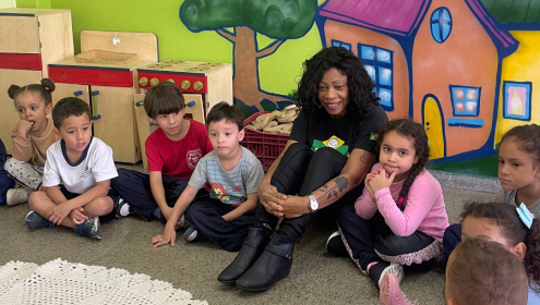 Crianças sentadas em roda