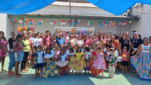 Crianças, pais e educados na inauguração da Associação dos Amigos da Terra Firme