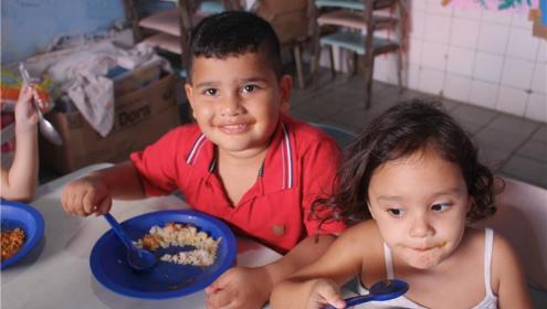 Crianças almoçando