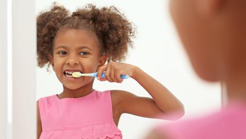 Criança escovando os dentes