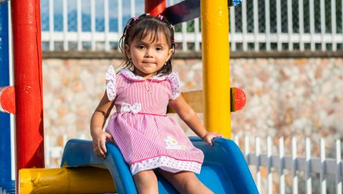 Criança no brinquedo