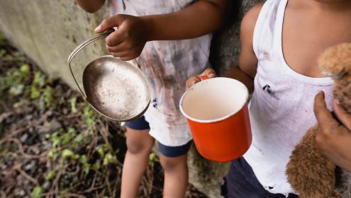 Dia Internacional para a Erradicação da Pobreza: da alimentação à escola, os efeitos da pobreza na infância