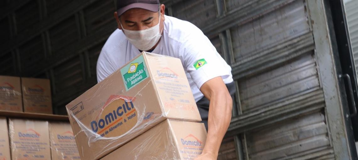 Famílias são beneficiadas com alimentos e kits de higiene em São Paulo (SP)