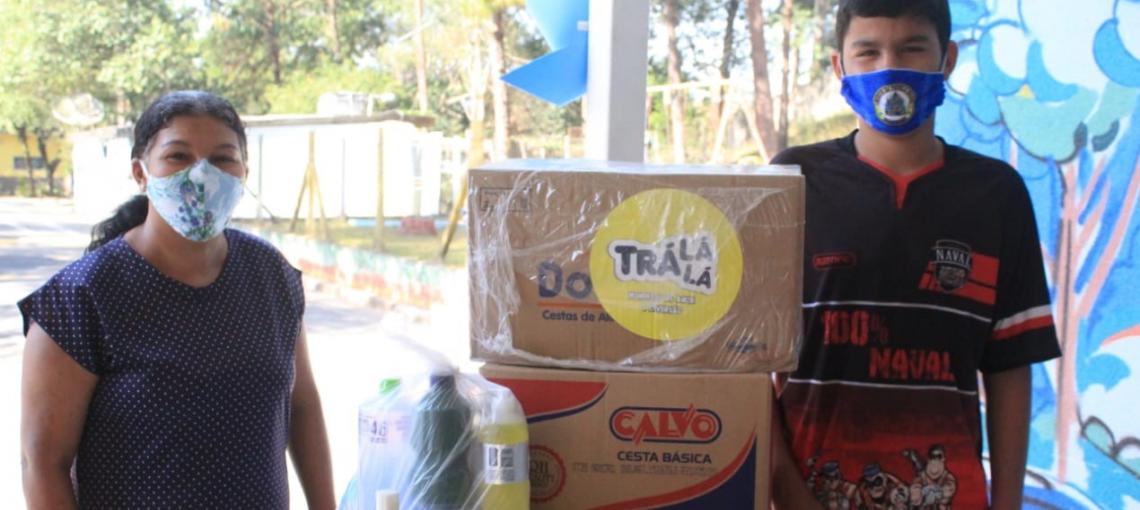 Direito que alimenta: Fundação Abrinq e Phisalia doam cestas básicas para famílias em São Paulo