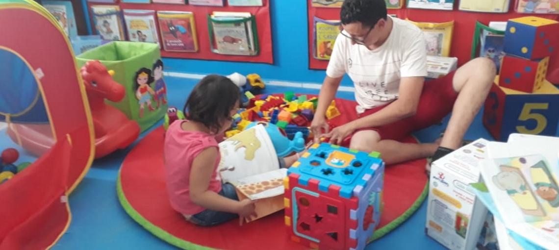 Fundação Abrinq entrega kit de livros e brinquedos para creche em Pacaraima (RR)