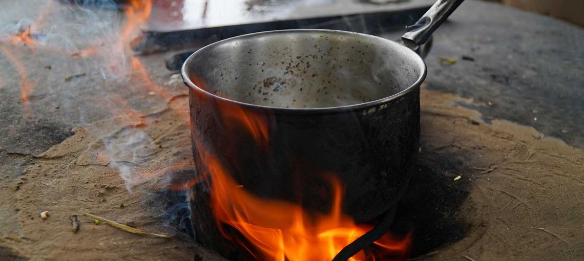 “Famílias estão cozinhando em fogão à lenha porque não conseguem comprar o botijão de gás”