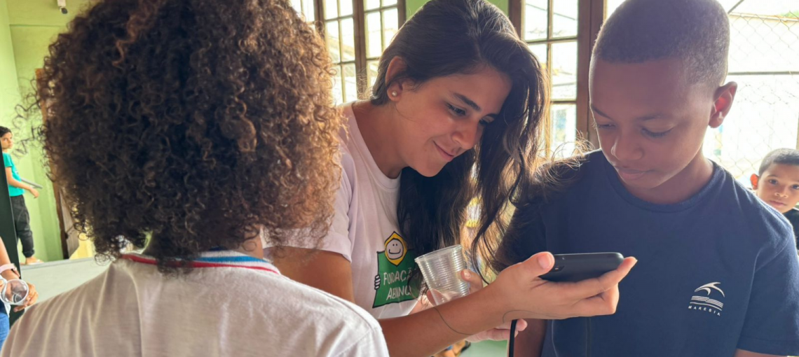 3 vantagens (e 3 desvantagens) do uso do celular para crianças