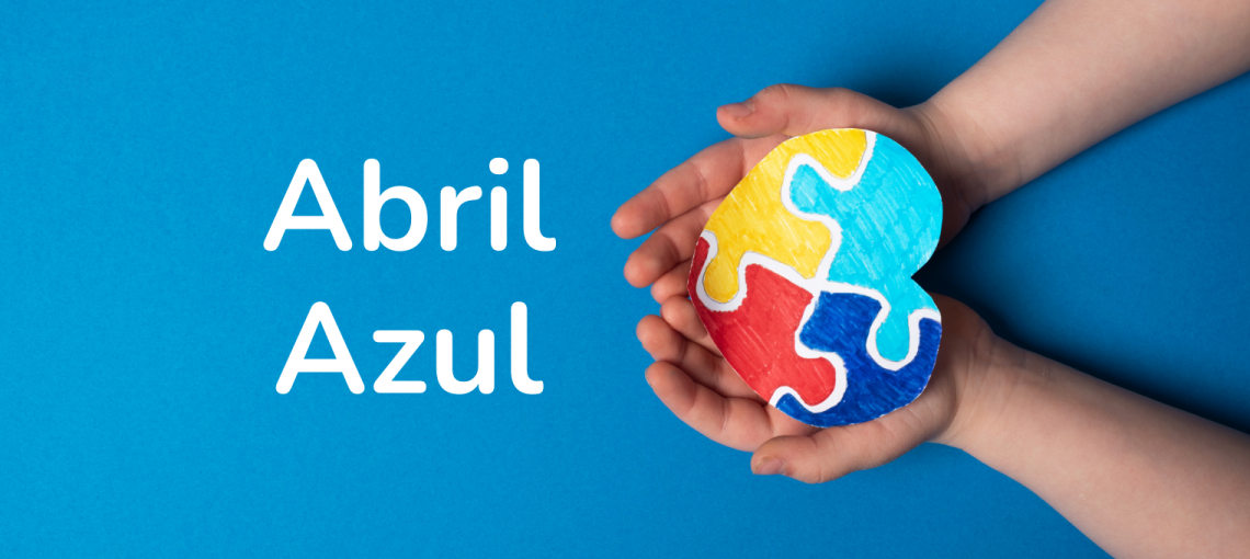 Mãos segurando um quebra-cabeças colorido em formato de coração, ao lado da frase "Abril Azul"