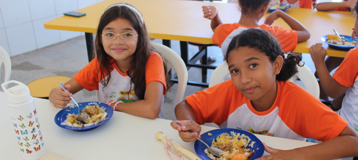 Duas crianças praticando a alimentação saudável