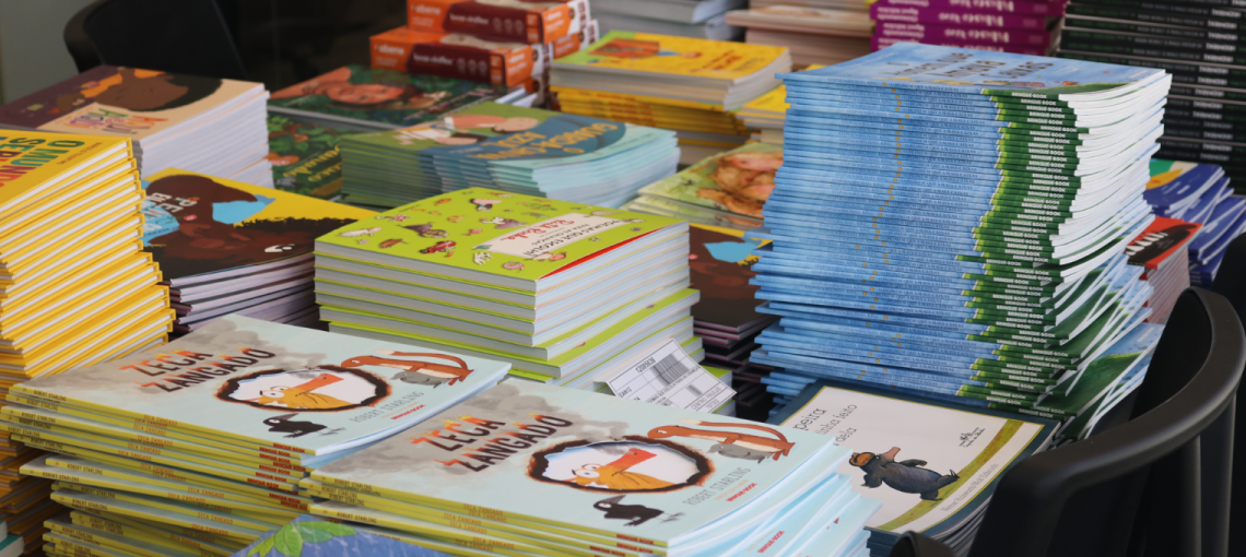 Livros doados pela Fundação Abrinq para crianças e adolescentes no Dia Mundial do Livro
