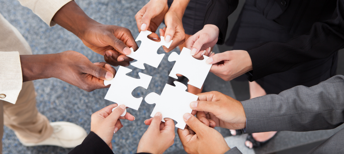 Representantes de empresas montando juntos um quebra-cabeças