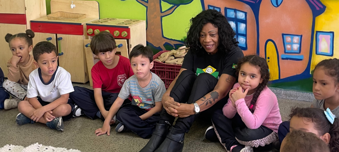 Crianças sentadas em roda