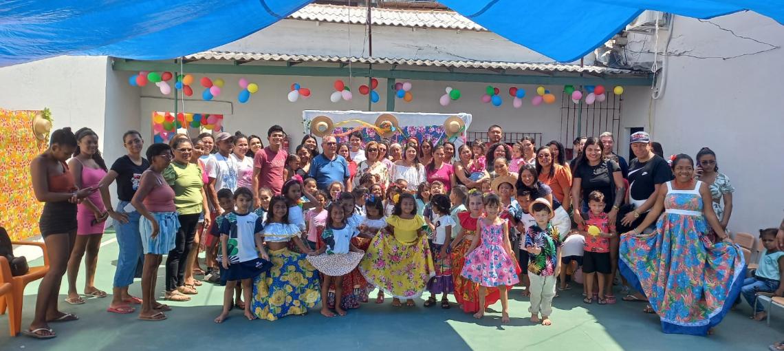 Crianças, pais e educados na inauguração da Associação dos Amigos da Terra Firme