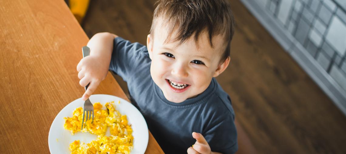 Criança se alimentando