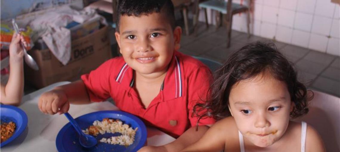 Crianças almoçando