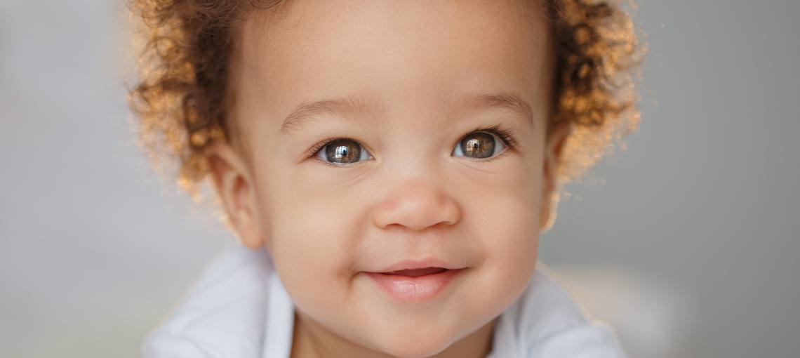 Bebê olhando para a foto