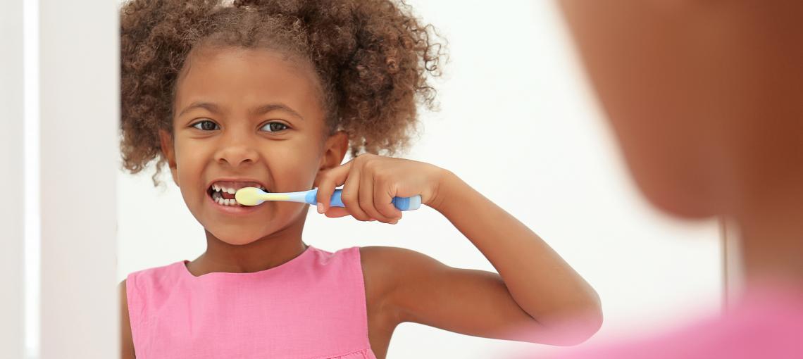 Criança escovando os dentes