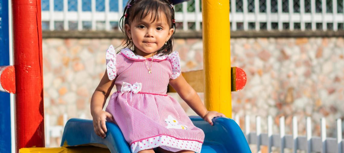 Criança no brinquedo