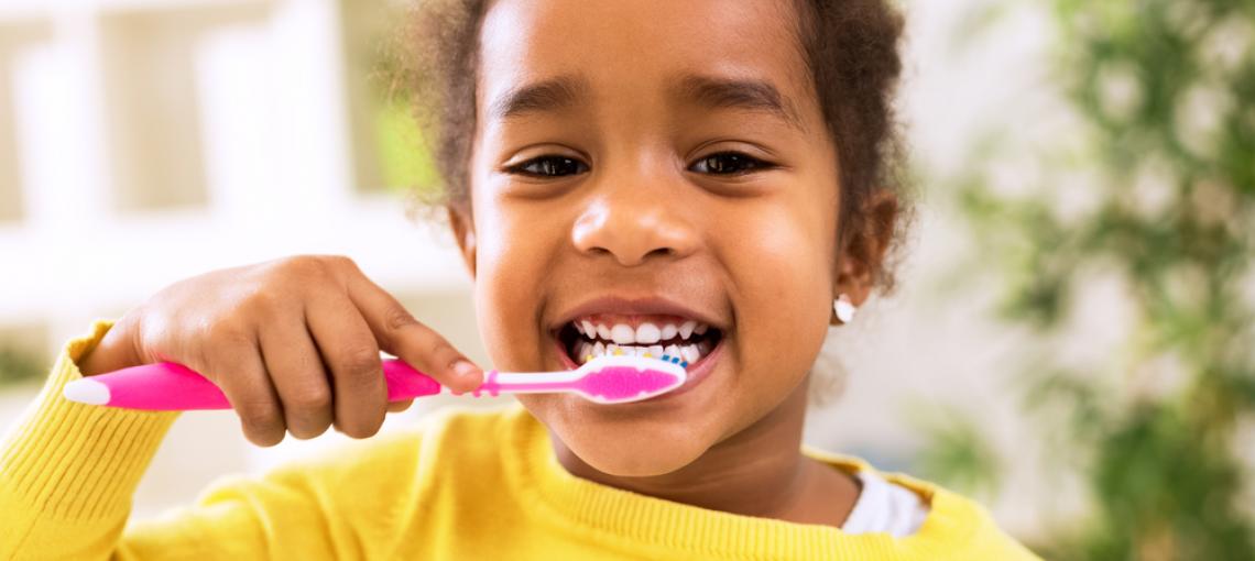 Criança escovando os dentes